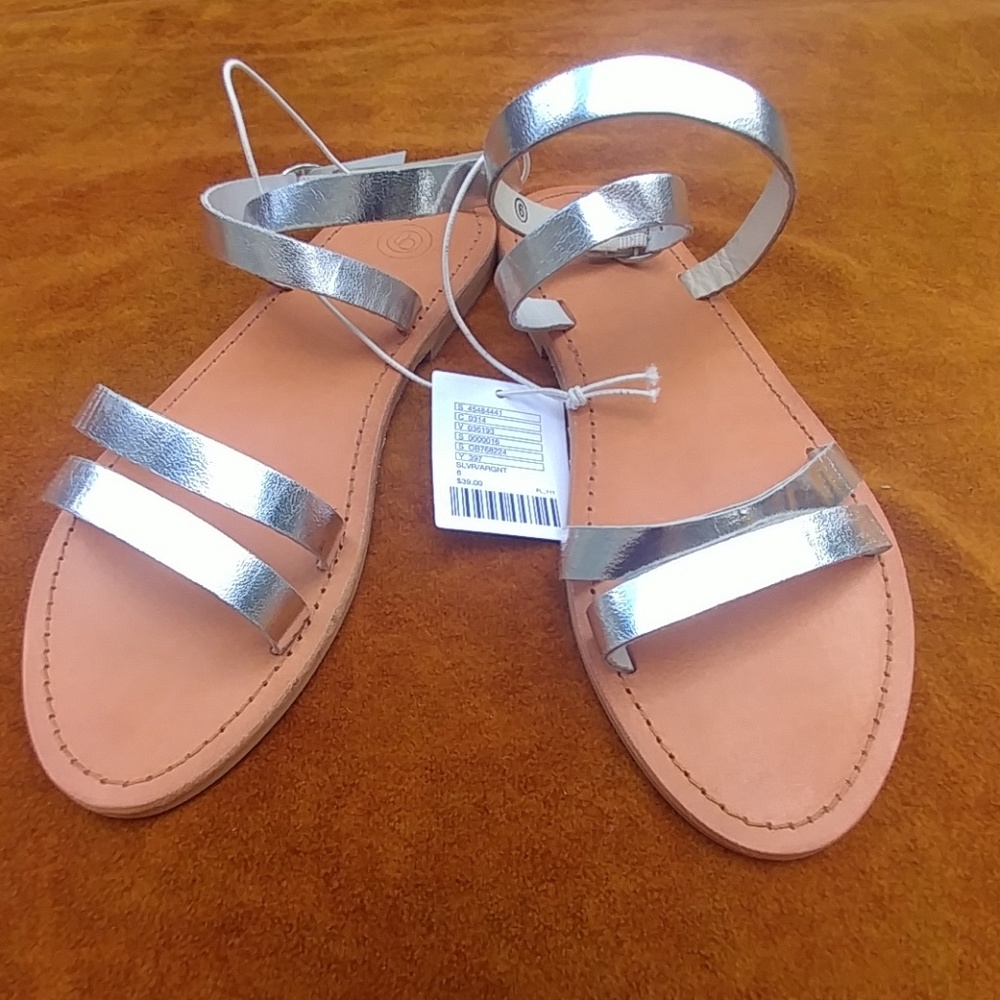 Sz 6. Ankle wrap silver flats NWT